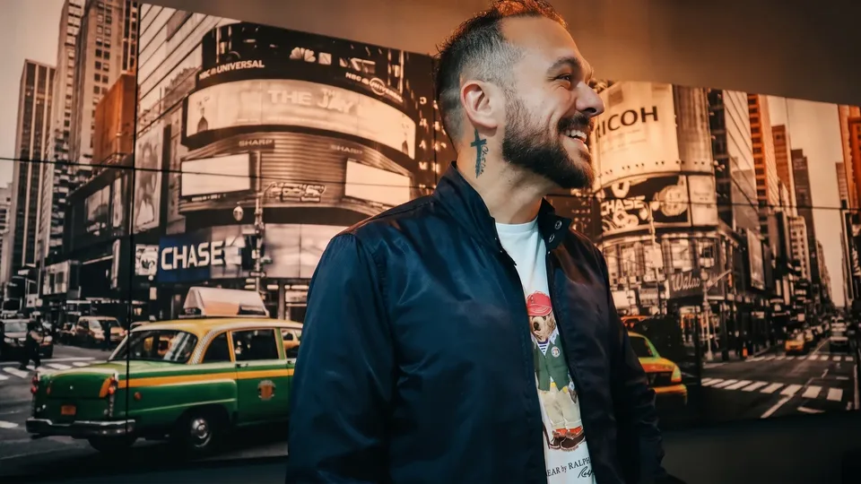 Joao Roverci diante de painel urbano automotivo