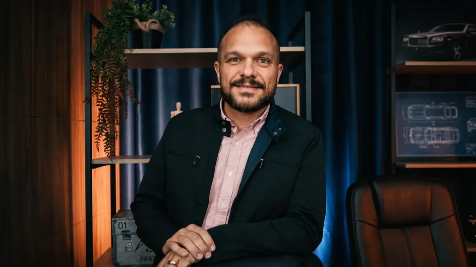 Joao Roverci em estudio com luz cinematografica
