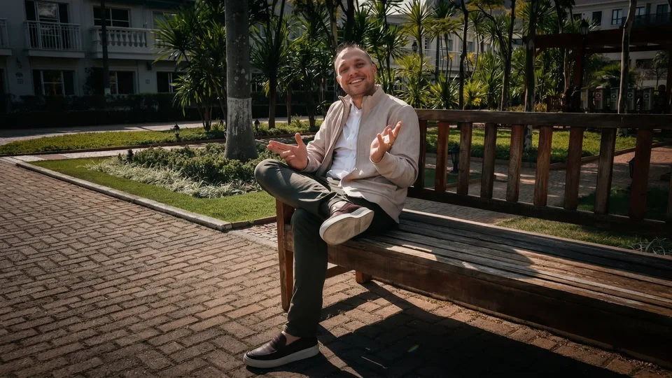 Joao Roverci sentado em area externa