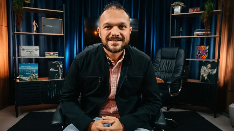 Joao Roverci sentado em estudio automotivo